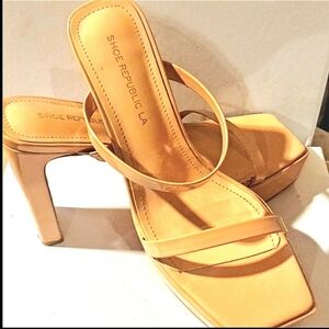 Pale pink Mirrored 4.5 in heel 1.5 in platform front 8.5